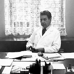 Dr. Vinko Kambič, direktor Klinike za otorinolaringologijo in cervikofacialno kirurgijo UKC v Ljubljani v letih 1969 do 1987 Arhiv dr. Nine Gale