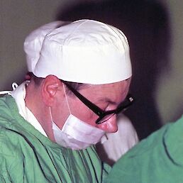 Dr. Vinko Kambič pri delu v operacijski dvorani Arhiv dr. Nine Gale