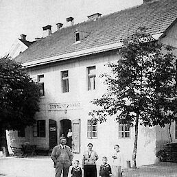 Družina dr. Vinka Kambiča pred svojo hišo v Metliki, 1926; v hiši je danes Galerija Kambič Arhiv BMM