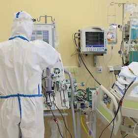 V novomeški bolnišnici umirjanja epidemije še ne čutijo. Stiska ljudi vse večja.