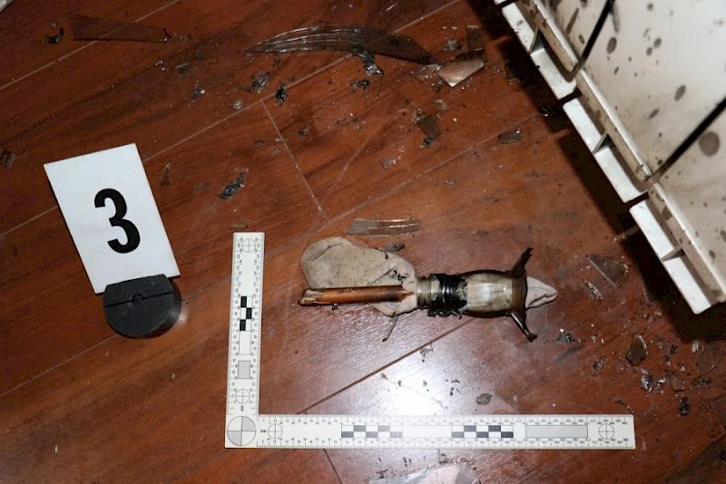 Molotovka, ki je priletela v stanovanjsko hišo v Črnomlju (foto: PU Novo mesto)