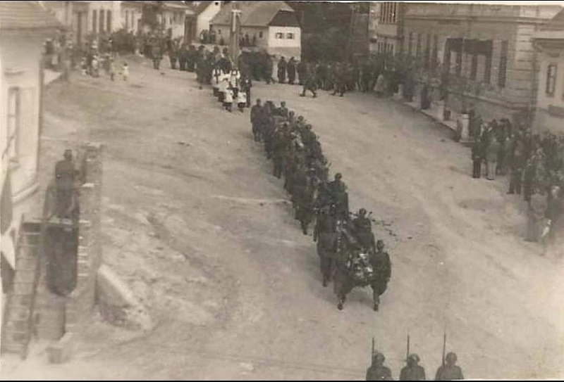 Pogreb padlih Italijanskih vojakov v centru Metlike