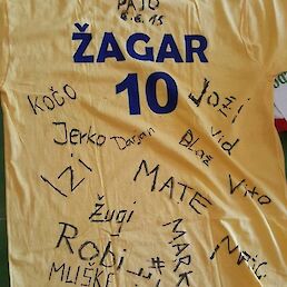 Majica s podpisi soigralcev, ki so jo Žagarju podarili na njegovi poslovilni tekmi.