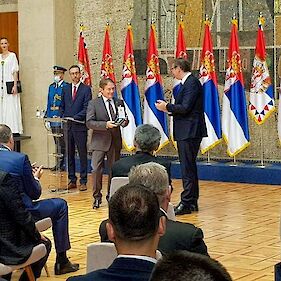 Vučić Kavšku podelil zlato medaljo