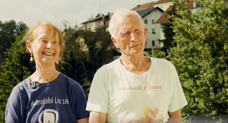 V dokumentarciu nastopata tudi zakonca Gill in Dennis Wright, ki se po 15 letih življenja v Beli krajini počutita že bolj Slovenca kot Angleža.