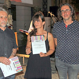 Jurij Kalan, prejemnik nagrade grand prix, Nina Koželj, dobitnica nagrade za najboljše delo mladega avtorja, in Robert Lozar, predsednik žirije (Foto: I. Vidmar)