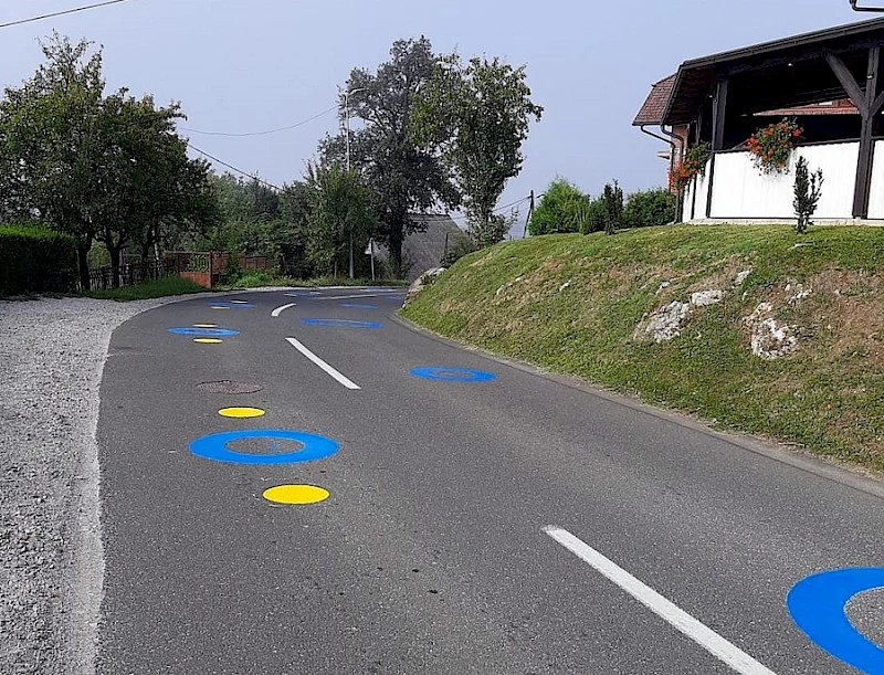 Vinogradniška cesta je opremljena z novo prometno signalizacijo. Foto: Občina Metlika