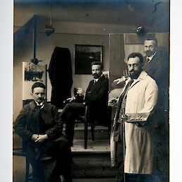 Mihael Kambič (levo) kot profesor risanja na gimnaziji v Kufsteinu na Tirolskem, 1916 (arhiv BMM)