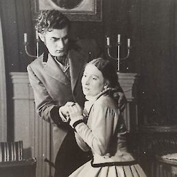 S Štefko Drolc v drami Dedinja iz sezone 1951-52; fotografija iz zasebnega arhiva Ane Starešinič