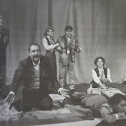 Prizor iz Cankarjevih Hlapcev v sezoni 1990-91; iz Arhiva SSG Trst