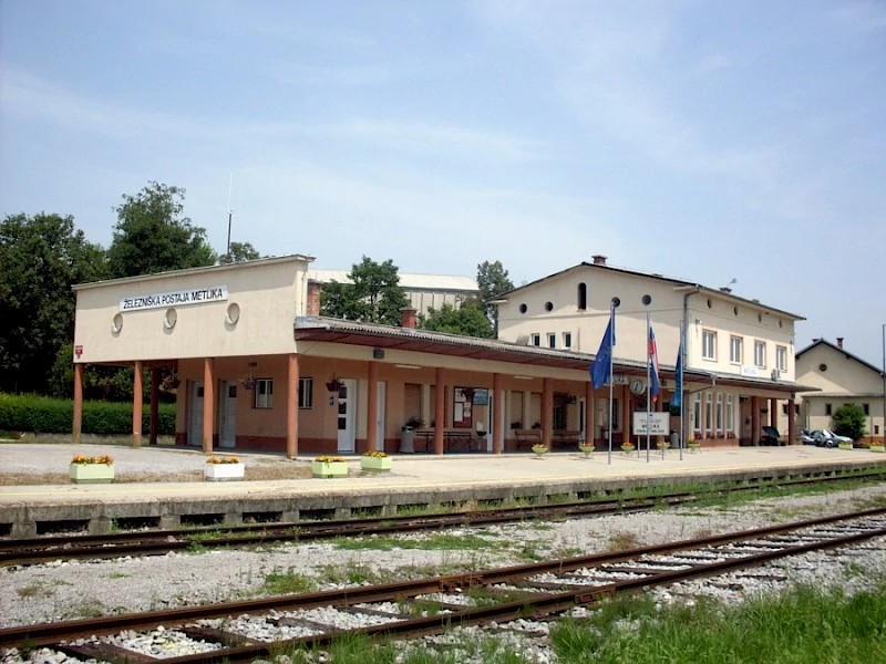 Železniška postaja v Metliki, foto: Wikipedia