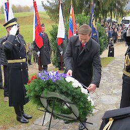 Predsednik državnega zbora Igor Zorčič pred spomenikom legendarnega komandanta.