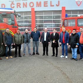 Makedonskim kolegom podarili gasilsko vozilo
