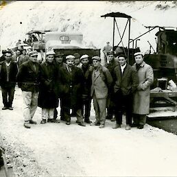 Delavci in strojniki, ki so gradili cesto.