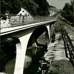Gradnja mostu na Primostku čez Lahinjo.