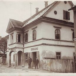 Hiša na metliških Dragah, okoli 1930. Hrani: Janez Dular, Ljubljana.