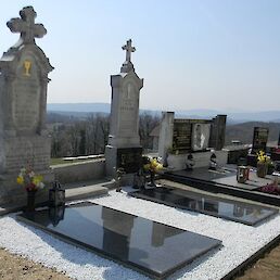 Nedavno so Preločani, ki ne živijo več na Preloki, poskrbeli za to, da bo doslej neurejeno površino grobov treh župnikov odslej veliko lažje vzdrževati. Foto: Ana Pavlakovič