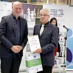 Vincenc Kobe prejel priznanje Šahovske zveze Slovenije