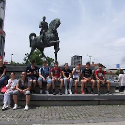 Učenci 9. razreda OŠ Podzemelj pred spomenikom Rudolfa Maistra v Ljubljani, foto: N. Jelenčič