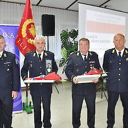 Z leve: Martin Štubljar, predsednik GZ Metlika, Anton Planinc, Jože Nemanič in Peter Šneljer, poveljnik GZ Metlika.