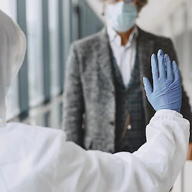 Novomeška bolnišnica omejuje obiske, maske obvezne