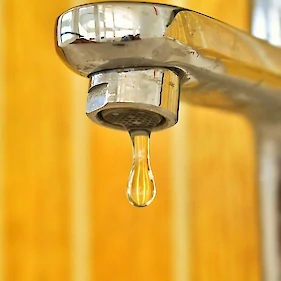 Prekinjena oskrba s pitno vodo na območju Obrha pri Dragatušu