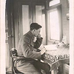 Jože de Gleria za delovno mizo med prvo svetovno vojno.