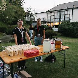 Ekipa festivala Črnfest je poskrbela za kokice in sok za obiskovalce.