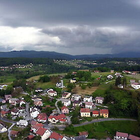 Dopoldne bo zmerno do pretežno oblačno, zvečer ter v noči na četrtek bodo padavine zajele večji del Slovenije