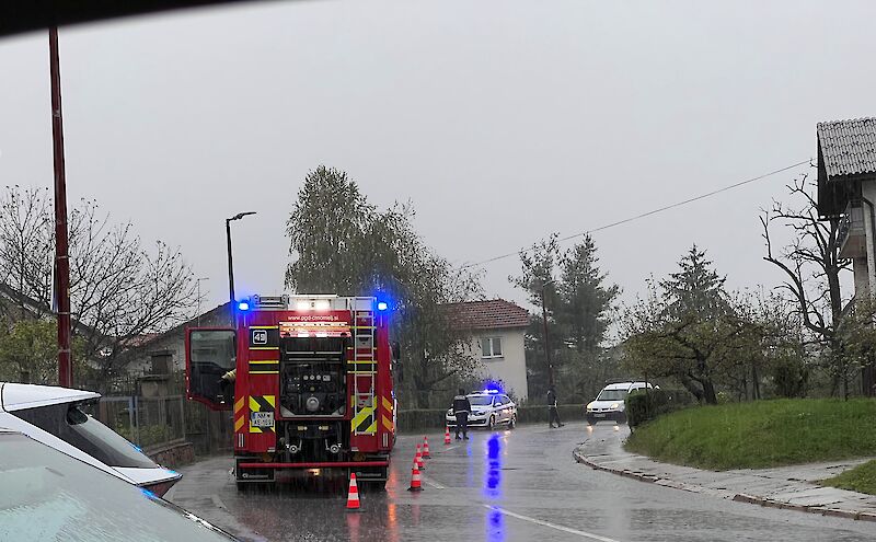 Posredovanje gasilcev na Viniški cesti v Črnomlju.