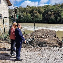 Ministrica Bobnar in župan Kavšek sta si ogledala podrto panelno ograjo ob Kolpi v Vinici. Foto: MNZ
