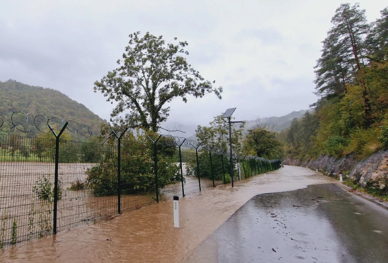 Poplavljena cesta v Sodevcih.
