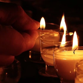 Prižiganje svečk v spomin na žrtve prometnih nesreč