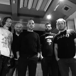 Broken Lock (z leve): Jure Vlahovič (zvok, efekti), Marko Bradica (bas), Julij Karin (bobni), Rihard Zupančič (vokal, kitara) in Janez Weiss (vokal, kitara).