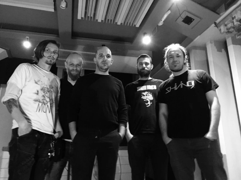 Broken Lock (z leve): Jure Vlahovič (zvok, efekti), Marko Bradica (bas), Julij Karin (bobni), Rihard Zupančič (vokal, kitara) in Janez Weiss (vokal, kitara).