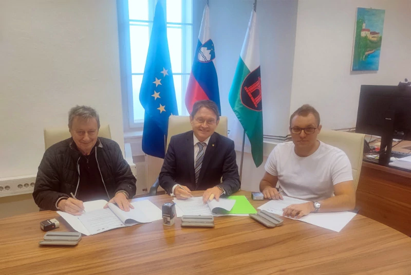 Pogodbo so podpisali direktor podjetja Ambiens Brane Banovec, župan Andrej Kavšek in direktor podjetja Pirnat Žiga Pirnat.