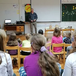 Člani čebelarskega krožka VDC Črnomelj so obiskali podružnično šolo Suhor.