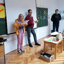 Člani čebelarskega krožka VDC Črnomelj so obiskali podružnično šolo Suhor.
