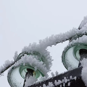 Sneg povzroča izpade elektrike, v Radovičih ogrožen kmetijski objekt