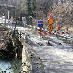Most čez potok Kamenica je zaprt tudi za pešce.