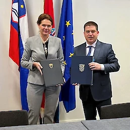 Podpis sporazuma med ministrico za infrastrukturo Alenko Bratušek in njenim hrvaškim kolegom Olegom Butkovićem. Foto: @mzi_rs