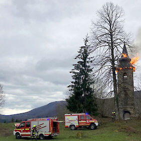 FOTO: Zagorelo ostrešje zvonika cerkve