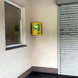 Nov defibrilator je nameščen v ulici Pot k Lebici 14 v Semiču. Foto: Občina Semič