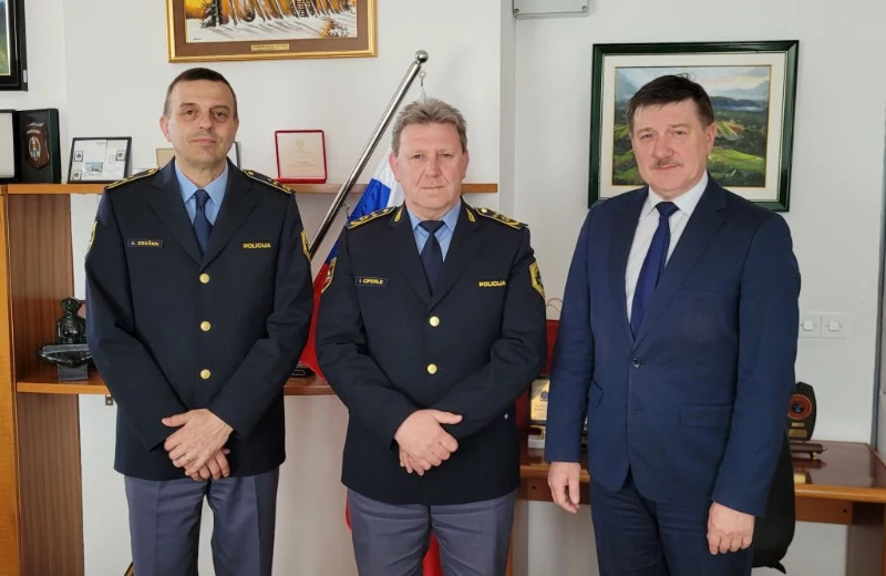 Z leve: novi direktor PU Novo mesto Andrej Zbašnik, namestnik generalnega direktorja policije Igor Ciperle in Janez Ogulin.