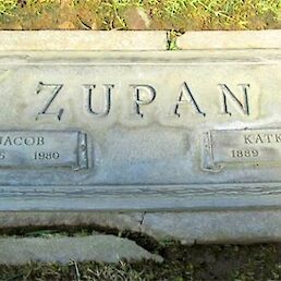 Nagrobnik Katke in Jakoba Zupančič na pokopališču v Los Gatosu.