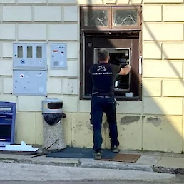 Odstranjevanje bankomata. Foto: M.R.