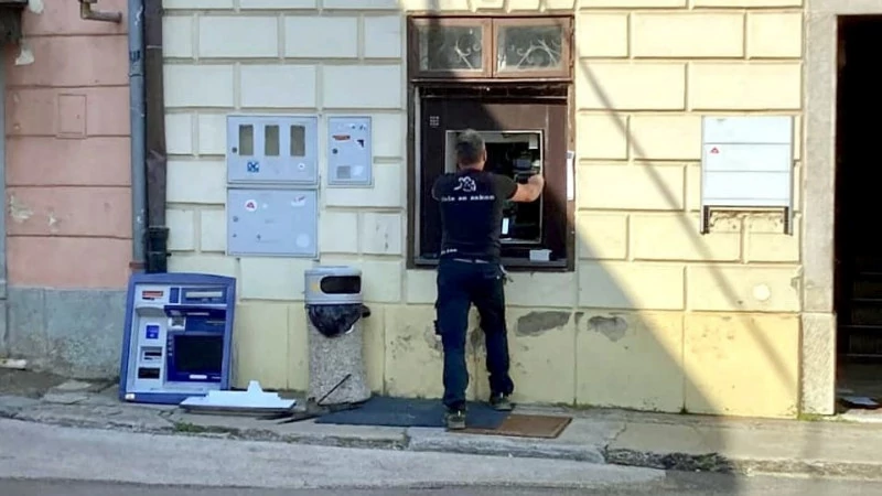 Odstranjevanje bankomata. Foto: M.R.