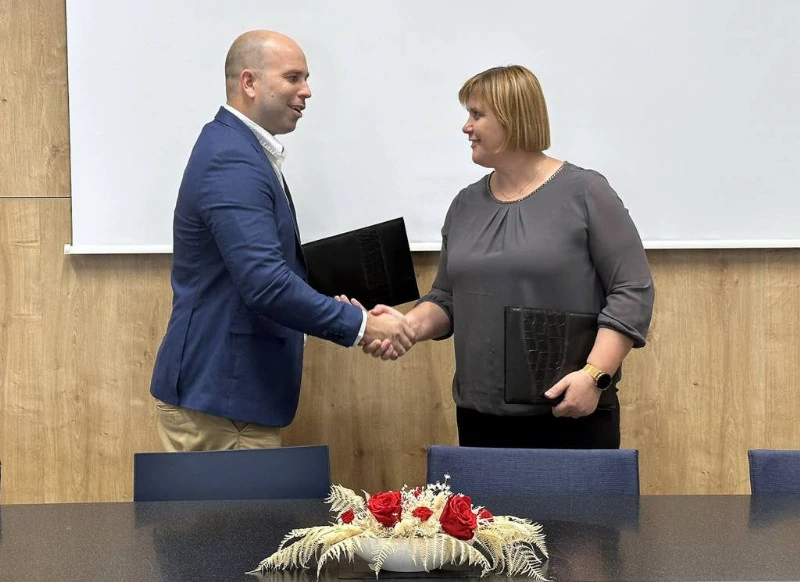 Metliška županja Martina Legan Janžekovič je podpisala pogodbo z izbranim izvajalcem del.