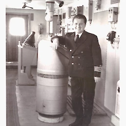 Kapitan dolge plovbe Jože Utenkar kot poveljnik na m/l Goranka, zaposleni na Liniji okoli sveta (United Yugoslav Line) leta 1970; osebni arhiv.