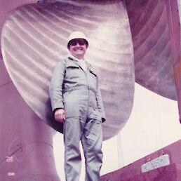 Jože Utenkar kot tehnični inšpektor na prevzemu novogradnje m/l Maribor; posneto v suhem doku japonske ladjedelnice leta 1976; osebni arhiv.